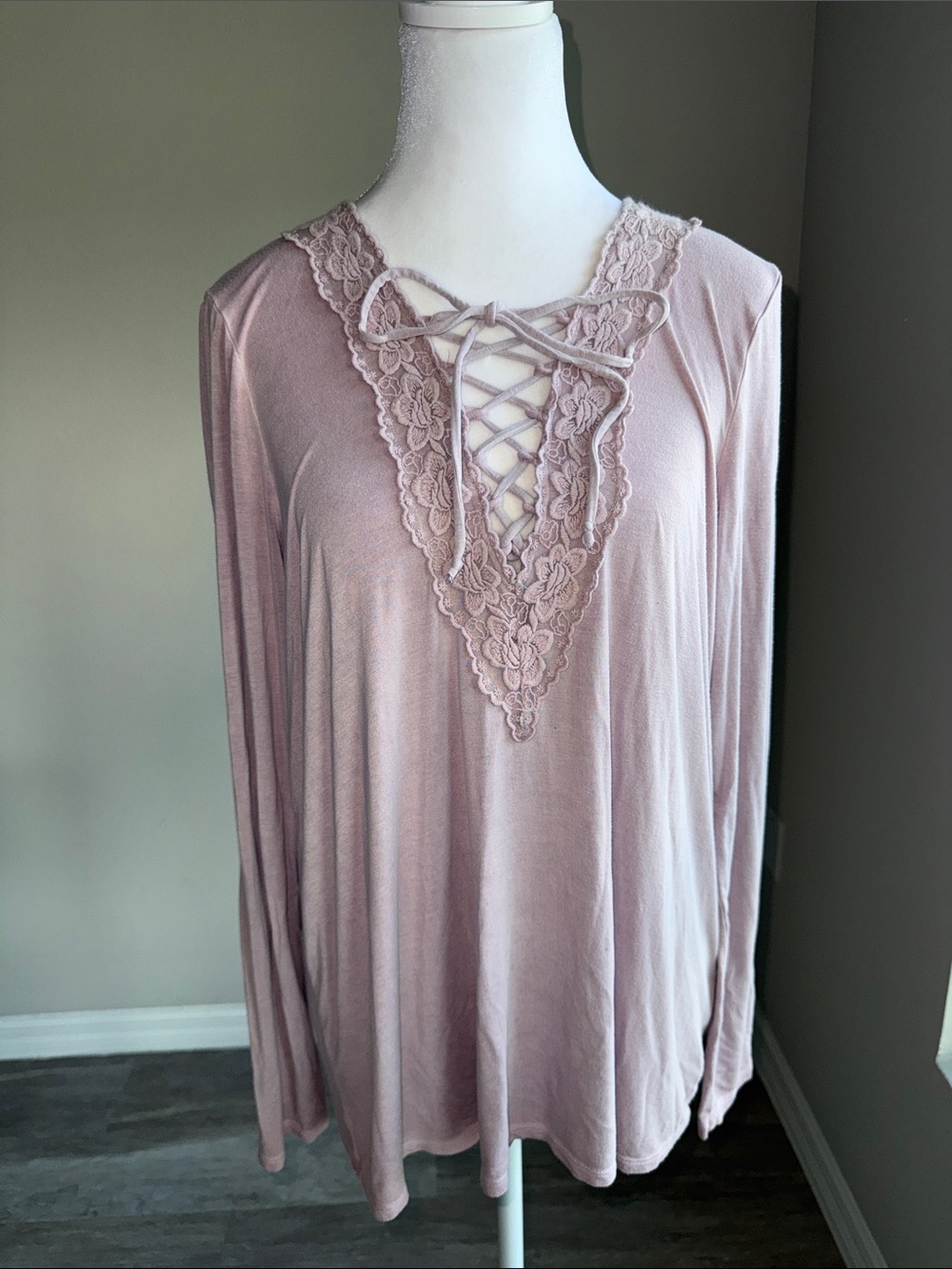 American Eagle Outfitters Lace-Up V-Neck Long Sleeve Top in Dusty Pink